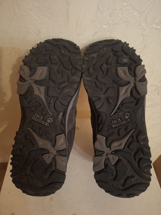 Продам треккинговые крассовки