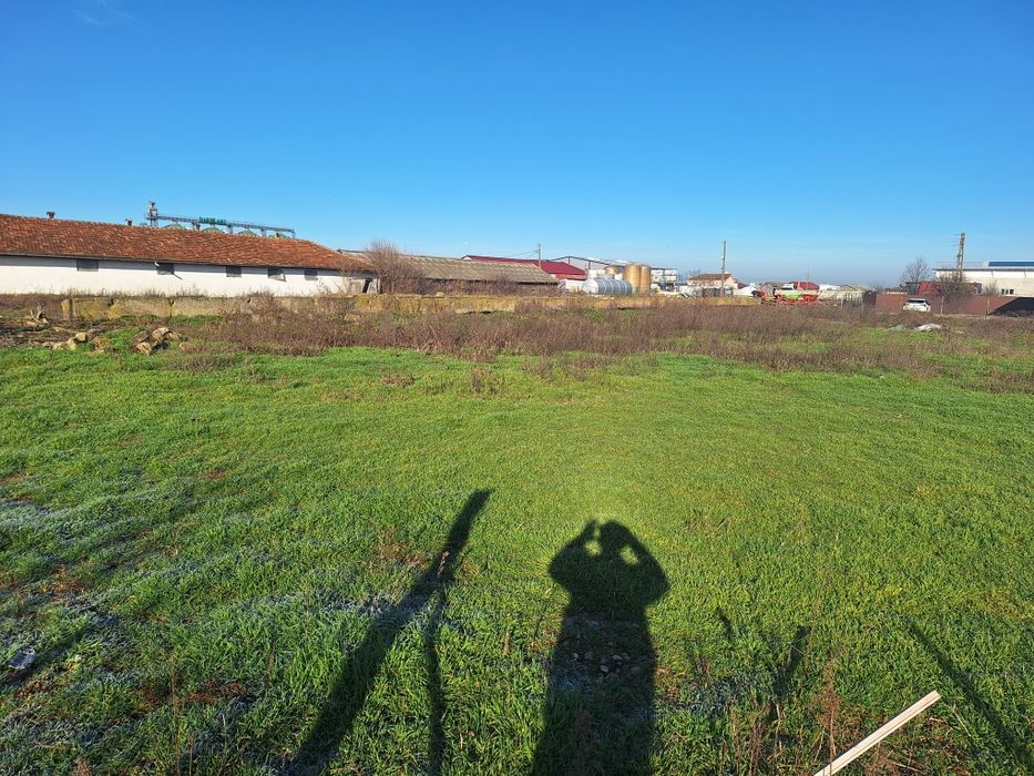 Vand teren intravilan la intrare in Tarian