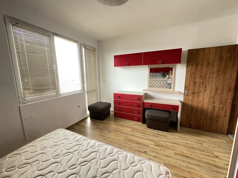 Под наем самостоятелна къща с двор