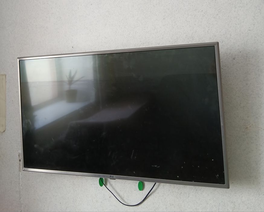 Продам телевизор (экран разбит)