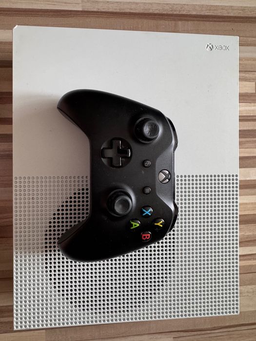 Xbox One S 1TB (не чете дискове)
