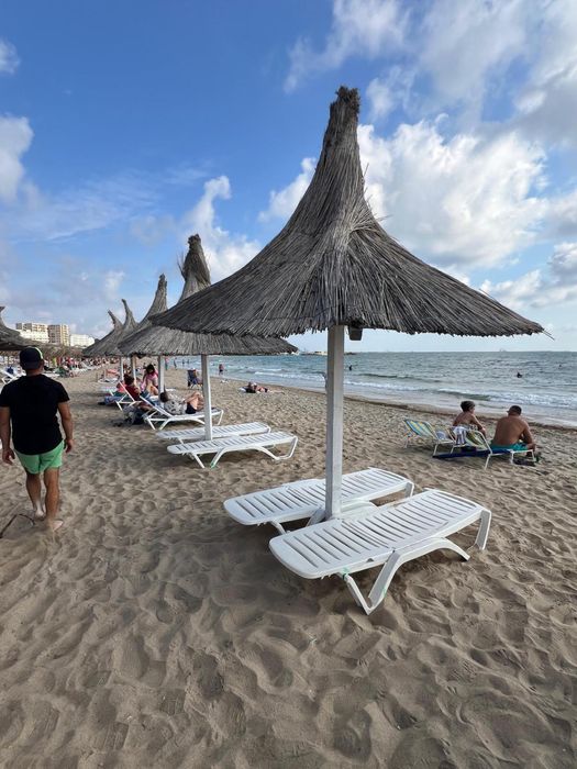 Sezlong lemn si umbrele stuf pentru plaja