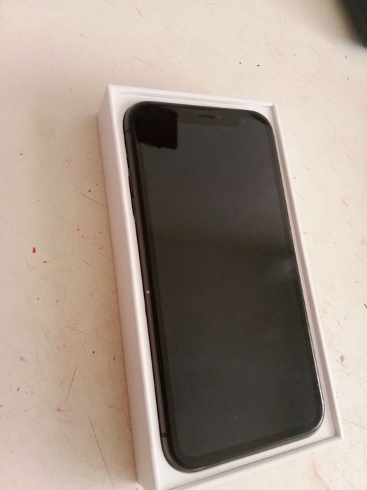 продаю iPhone 11