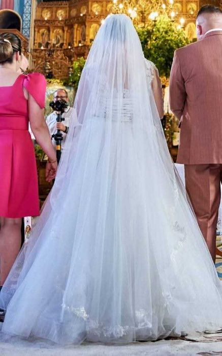 Vând rochie de mireasă elegantă, purtată o singură dată, perfectă pentru o viitoare mireasă care vrea să se simtă specială în ziua nunții!
