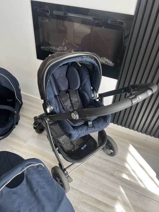 Vând cărucior 3 în 1 de la Graco Model Evo