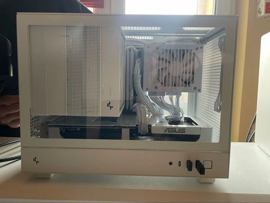 Брутален Бял Mini-ITX PC | Ryzen 7 9800X3D | RTX 5070 White | 32GB DDR5 | 2TB