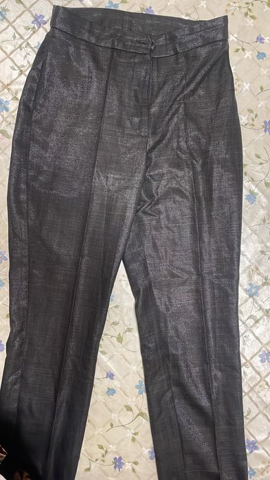 Чёрный женский костюм из блестящей ткани, безрукавки и брюк.