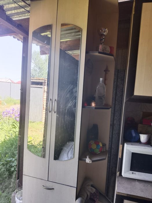 Шкаф, парта отдам даром