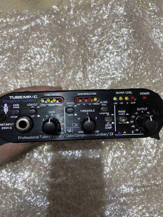 Microfon ULX D2 si Compresor de voce