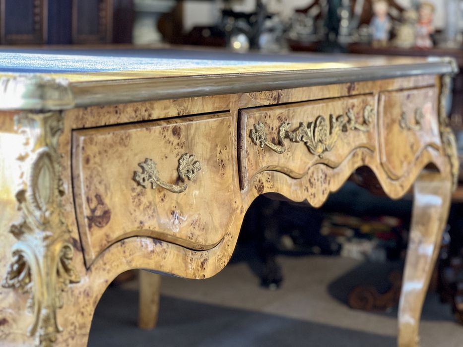 Birou stil Louis XV, furnir rar, bronz aurit – piesă deosebită