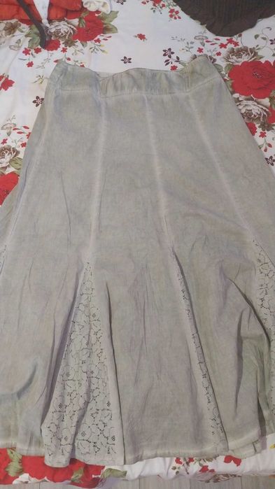 Fusta gri,cu dantela cu flori , fermoar la spate