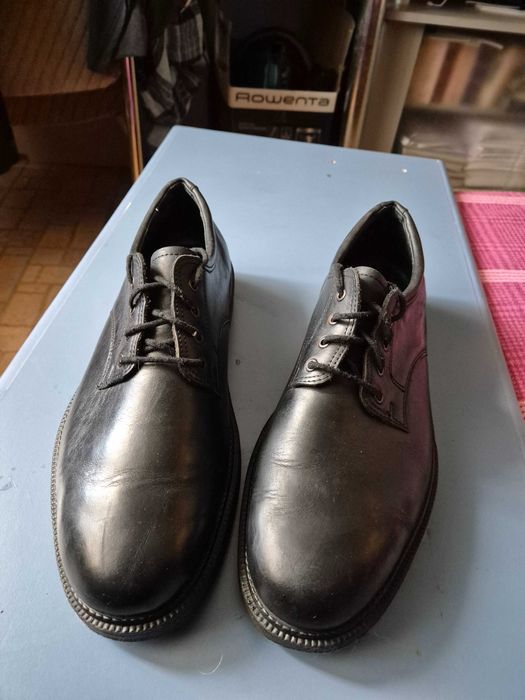 Pantofii barbatesti de tip Derby, din piele naturală neagră, marime 46, marca Rohde Germania. Impecabili.