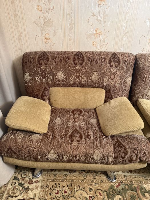 Продам диван с двумя креслами