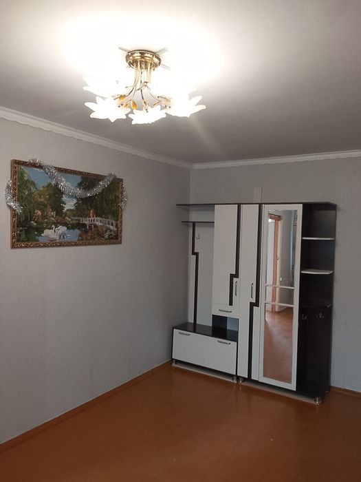 Продаются 2 ком квартира 4 микрорайон возле 2 Поликлиника.