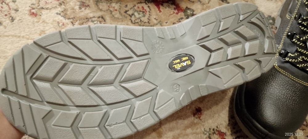 Продам 2пары рабочих ботинок