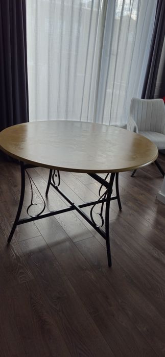 Трапезна кръгла маса