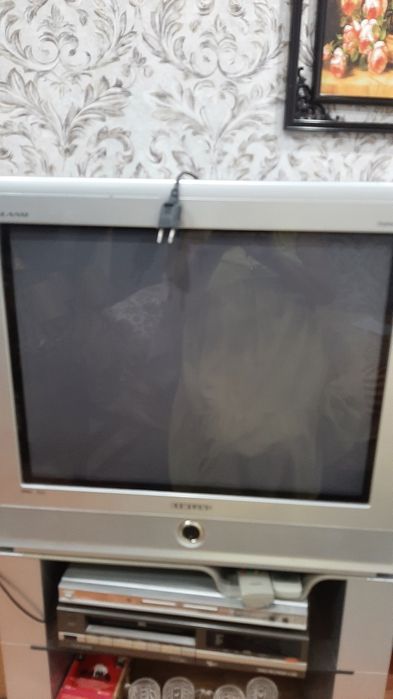 Телевизор Sanyo Sansung Plano с тумбой