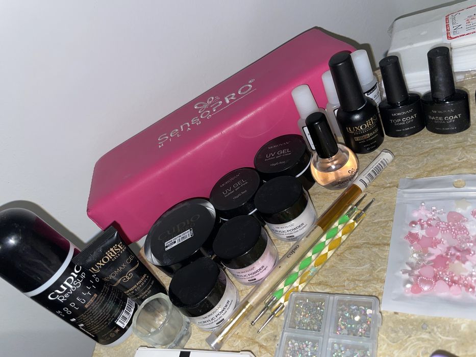 Vând set pentru unghii