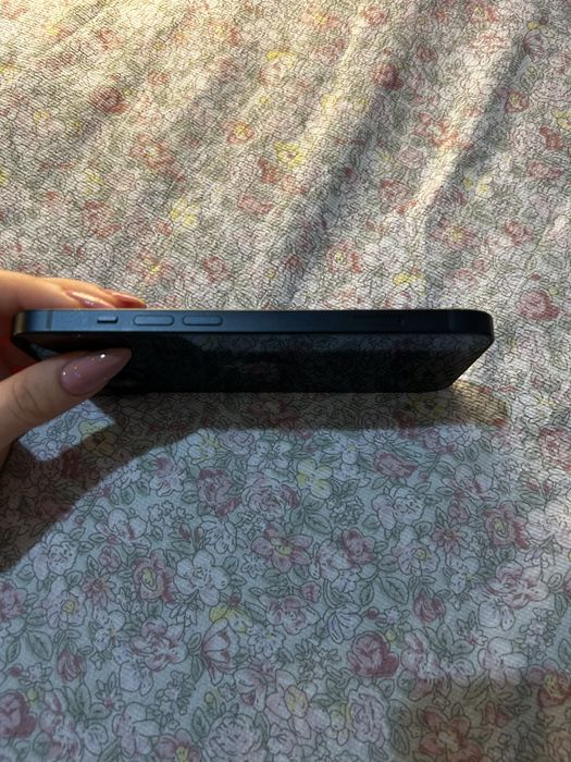 Продавам iPhone 13