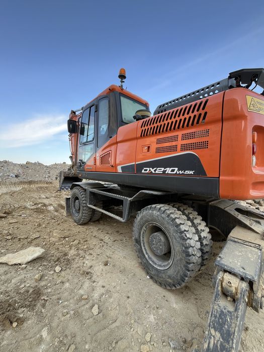 Предоставляем услуги колесный экскаватора