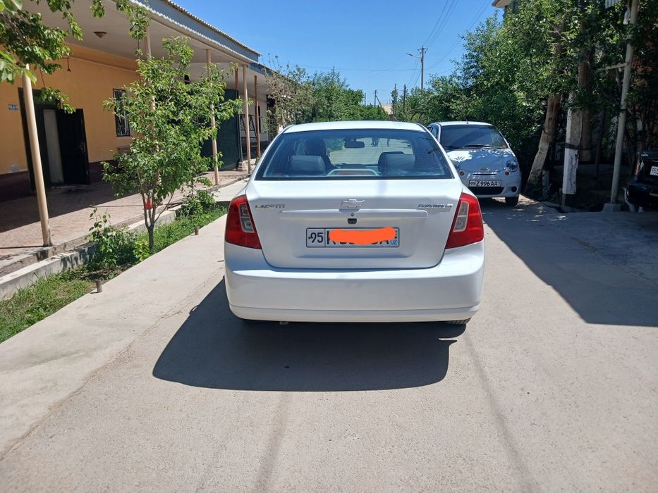 Ласетти 1.8 сотилади
