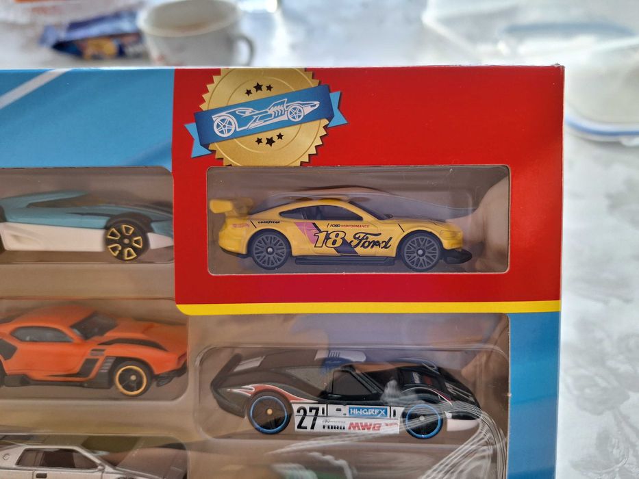 Комплект Hot wheels колички 10 броя, с количка FORD + FIAT 500