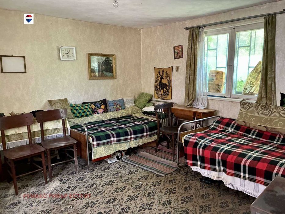 Къща с двор за продажба в с. Юделник