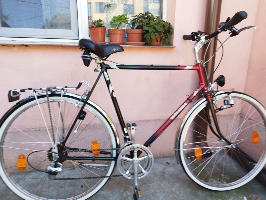 Vând bicicleta bărbătească.