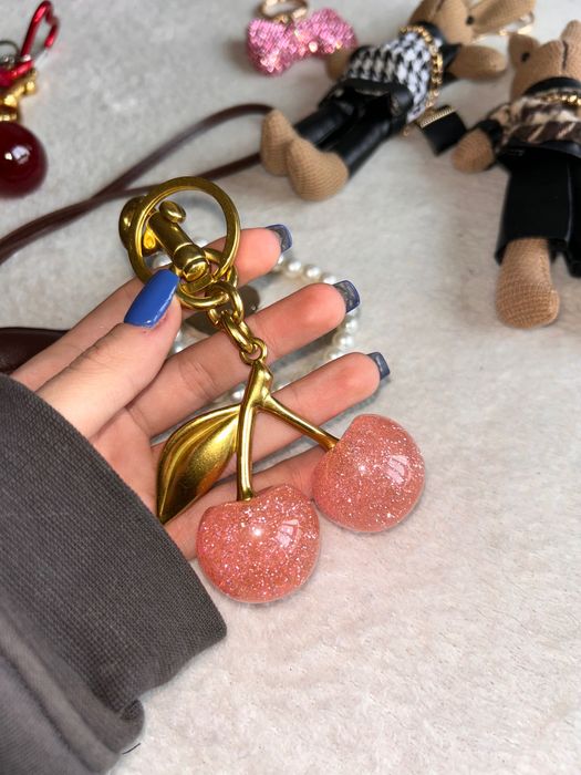 Ключодържател/Аксесоар за чанта черешки Coach и други
