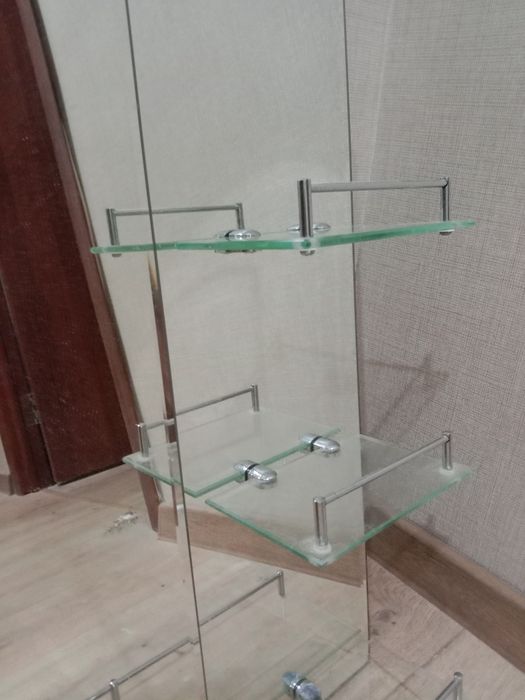 Зеркало для ванной с полками