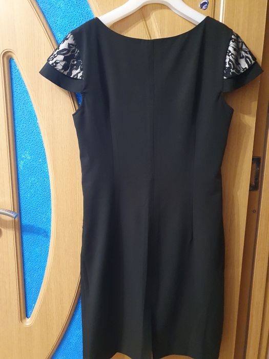 Rochie neagra cu inserții de dantela,lungime 95cm,bust 45cm,preț 80ron