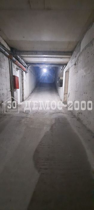 Подземно паркомясто за малък автомобил или мотоциклет