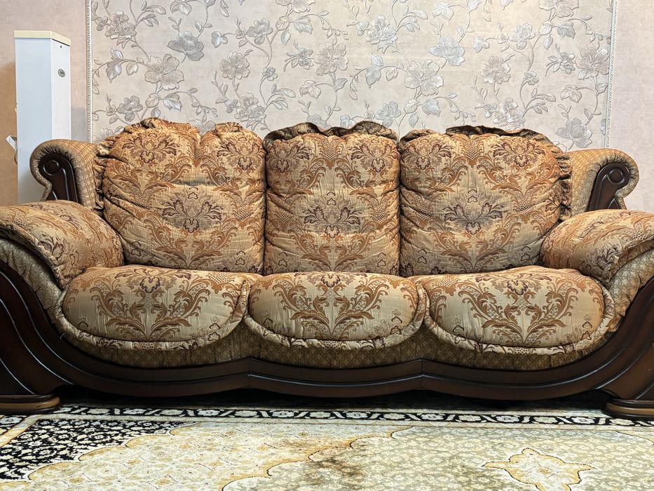 Продам диван с двумя креслами