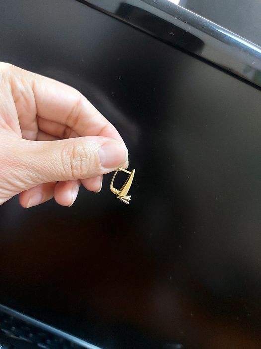 Золотые серьги с бриллиантом