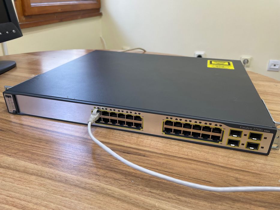 Гигабитов Суич Cisco Catalyst 3750G