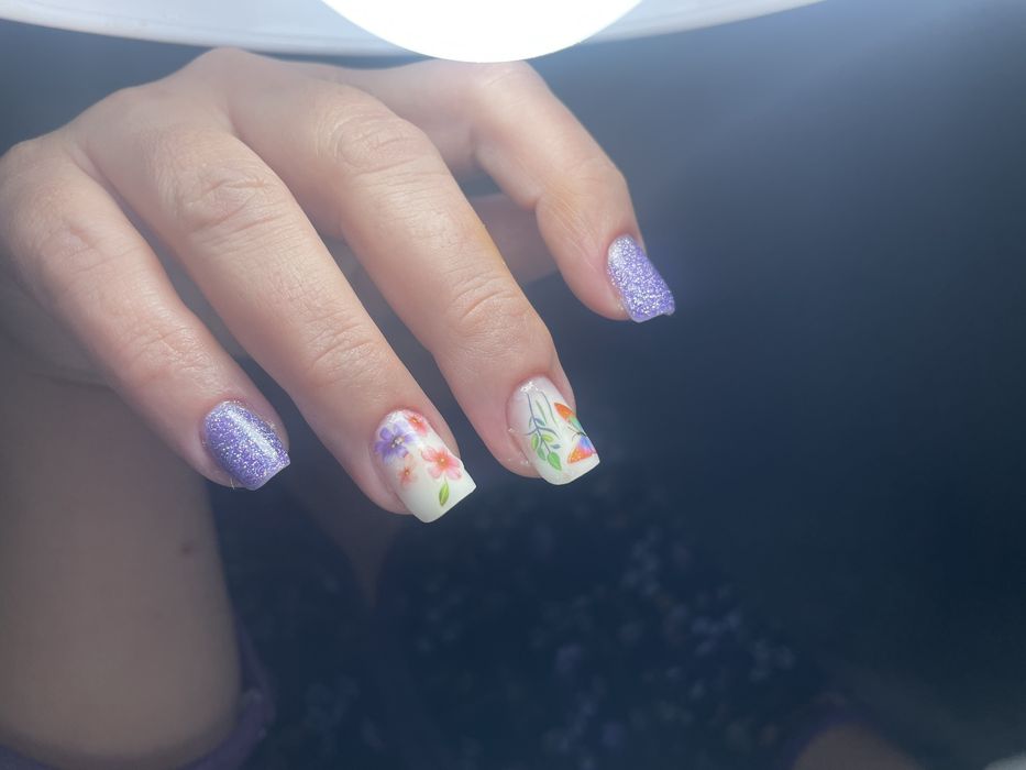 Realizez manichiura-pedichiura  gel și semi