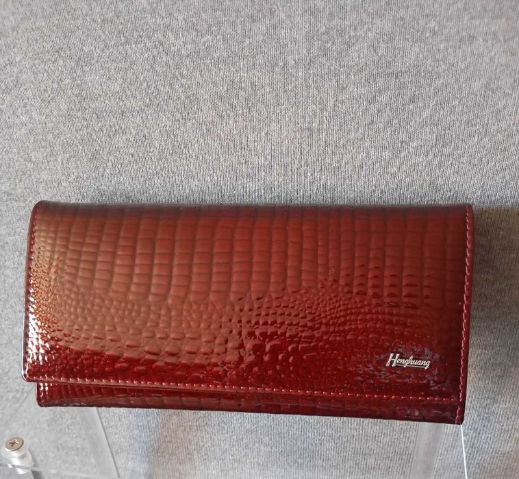 Кожен портфейл за жени. Бордови цвят.