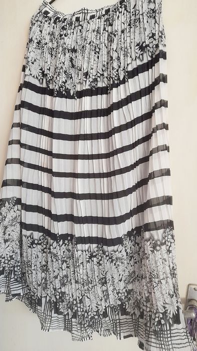 Fustă, ocazie plisata..mătase alb,negru captusita 44-46.