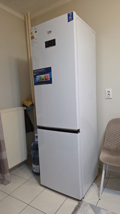 Холодильник высокий вместительный