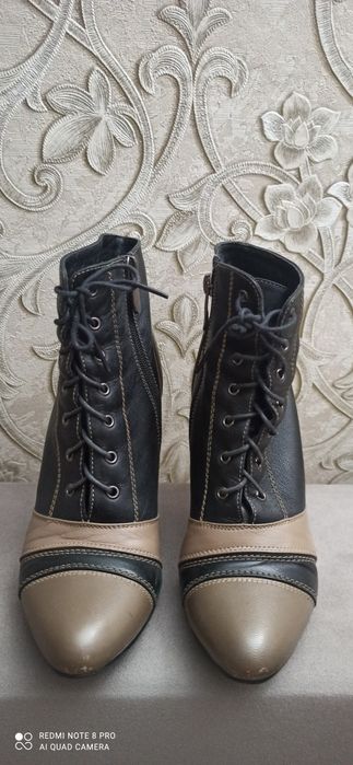 Продам женские ботинки