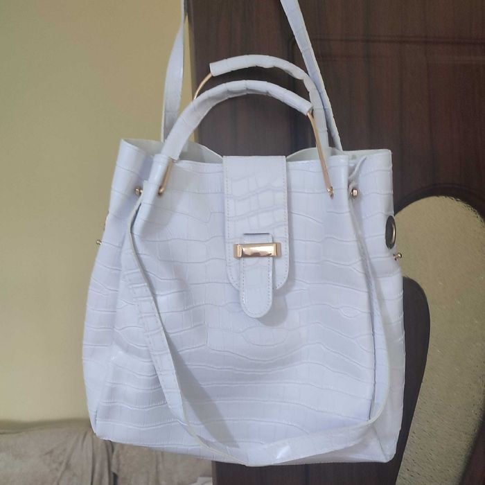 Geantă alba din piele ecologica lacuita