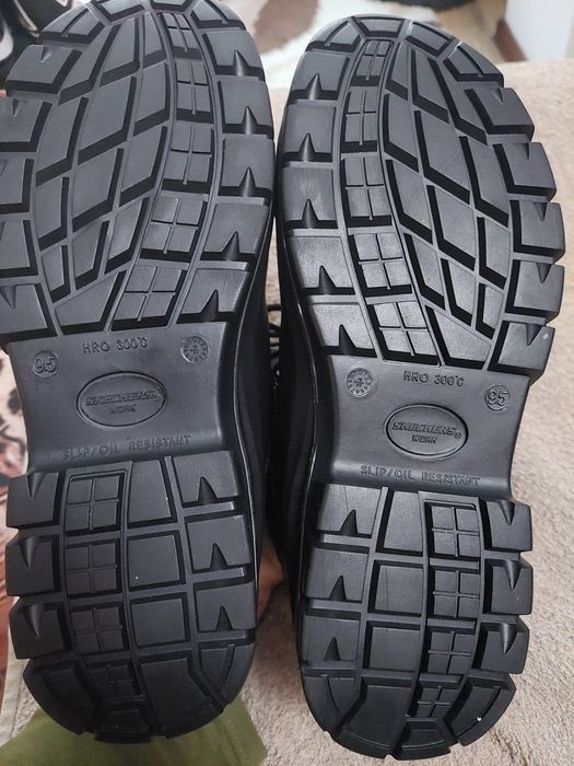 Ghete Skechers nr 42,5 noi!