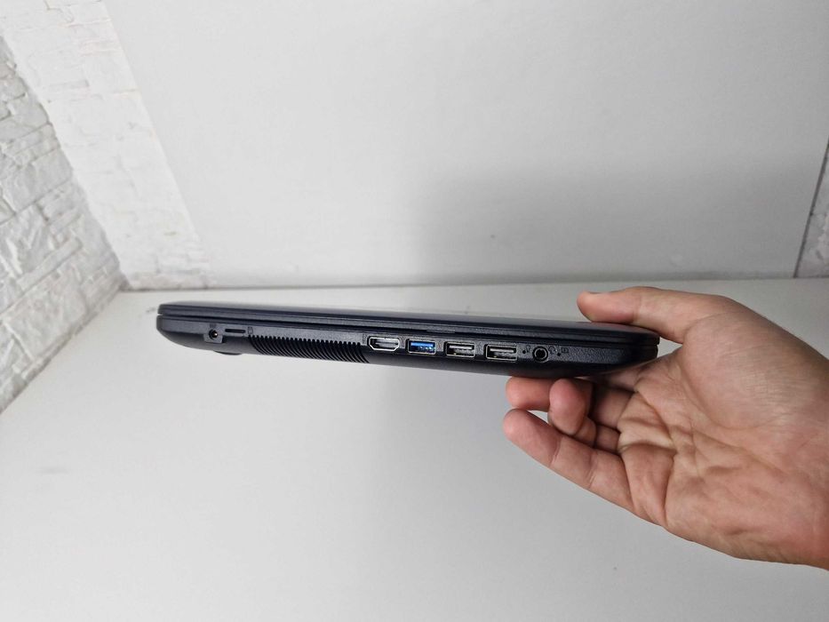 Asus i3-7 Быстрый. Full HD экран