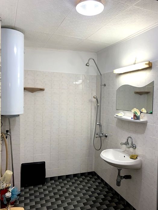 Тристаен тухлен апартамент с асансьор   готов за нанасяне В тих, спокоен и зелен квартал