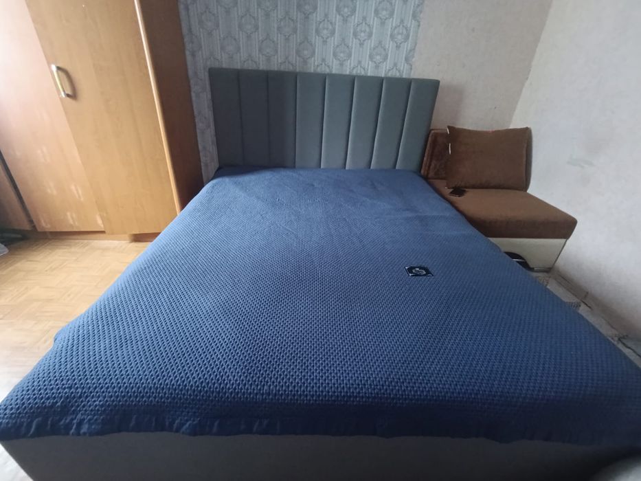 Двуспальная кровать с матрасом