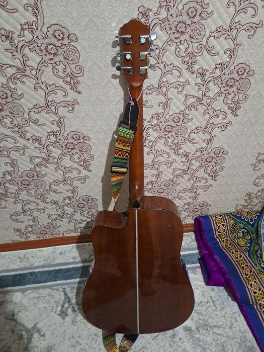 Гитара сатылады сынған жері бар