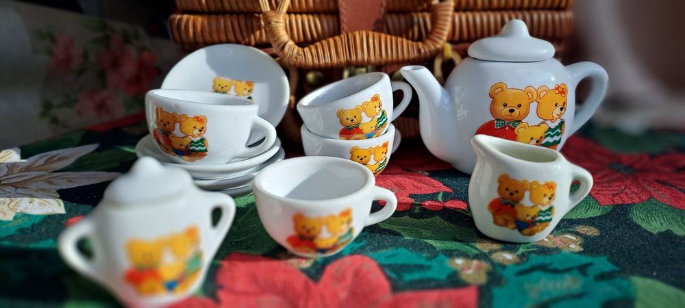 Порцеланов кукленски сервиз