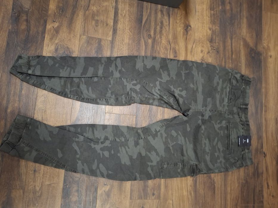 Чисто нов мъжки фирмен панталон Л размер