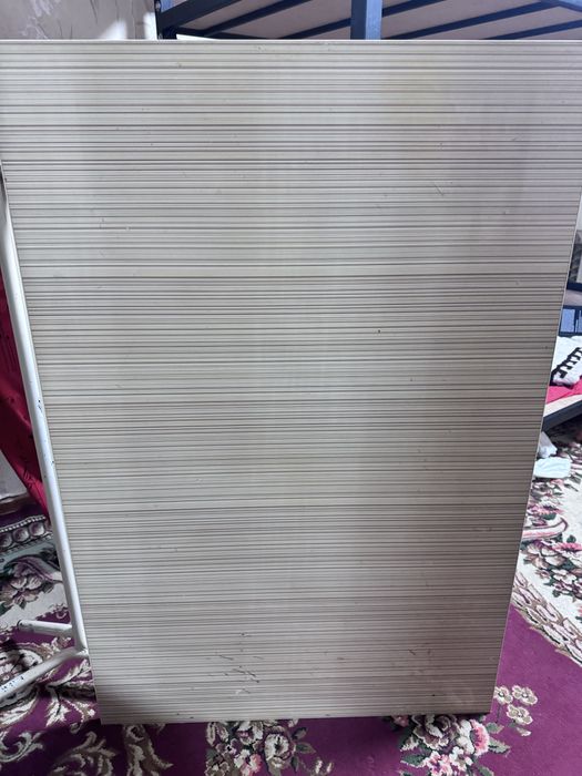 Stol 80cm*120cm yaxshi holatda. Oyog’lari temirdan, usti yog’och