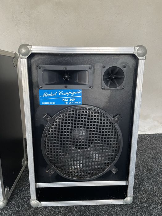 Vand boxe pe trei căi